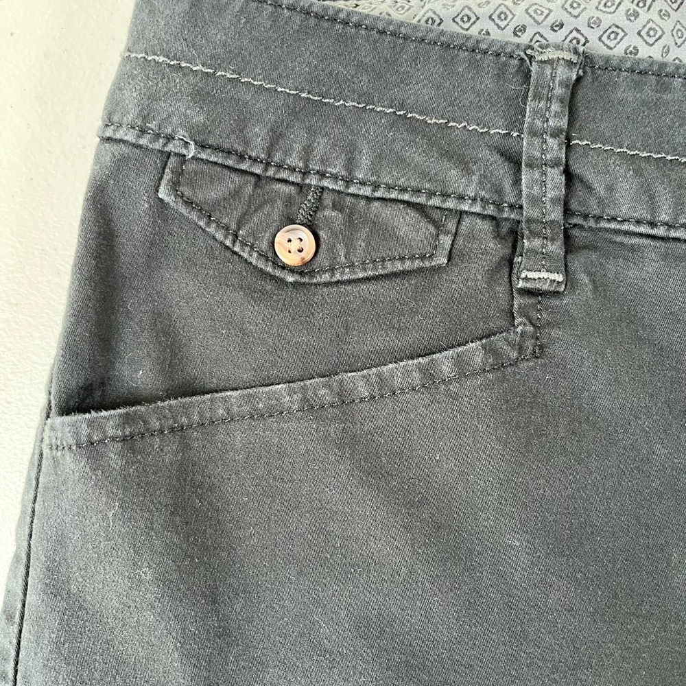 2 pair size 10 shorts for women- Lee Natural Fit, Gloria Vanderbilt Cream Cargo - Picture 13 of 17